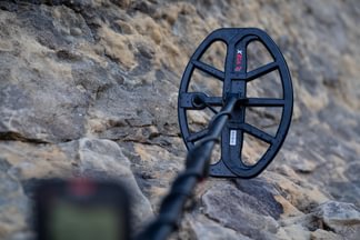 Load image into Gallery viewer, Minelab Vanquish 560 Pro Pack Metal Detector with Pro-Find 35 and Adventure Pack
