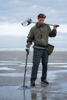 Load image into Gallery viewer, Minelab Vanquish 560 Pro Pack Metal Detector with Pro-Find 35 and Adventure Pack