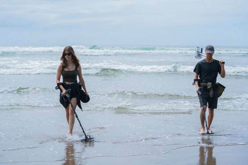 Load image into Gallery viewer, Minelab Vanquish 360 Waterproof Multi-IQ Metal Detector