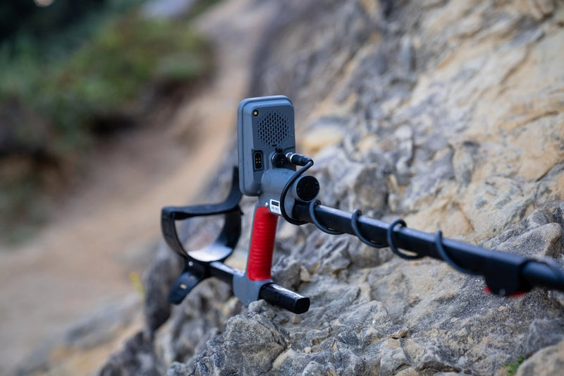 Load image into Gallery viewer, Minelab Vanquish 360 Waterproof Multi-IQ Metal Detector